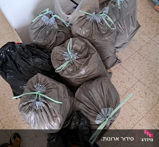 שקיות אשפה מלאות על רצפה בבית